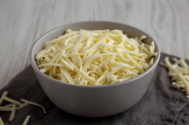 Parçalanmış Mozzarella Peyniri Kasede, yan görünüm. 