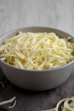 Parçalanmış Mozzarella Peyniri Kasede, yan görünüm. 