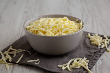 Parçalanmış Mozzarella Peyniri Kasede, yan görünüm. 