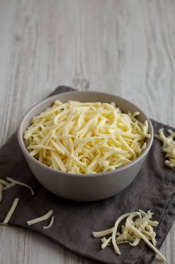 Parçalanmış Mozzarella Peyniri Kasede, yan görünüm. 