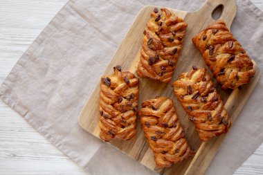 Tahta bir tahtanın üstünde ev yapımı Maple Pecan pastası, üst manzara. Dümdüz, tepeden, yukarıdan. Boşluğu kopyala.