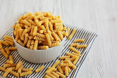 Yandan bakıldığında, pişmemiş organik dondurmalı makarna. Boşluğu kopyala.