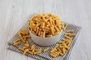 Pişmemiş Organik Kuru Fusilli Makarna Bir kâsede, yan görünüm.