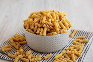 Pişmemiş Organik Kuru Fusilli Makarna Bir kâsede, yan görünüm. 