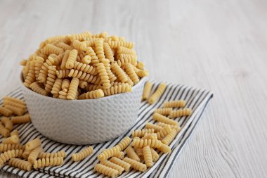 Yandan bakıldığında, pişmemiş organik dondurmalı makarna. Boşluğu kopyala.