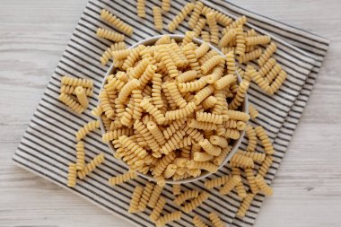 Pişmemiş Organik Kuru Fusilli Makarna Bir kâsede, üst manzara. 