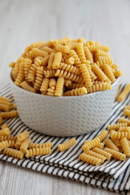 Pişmemiş Organik Kuru Fusilli Makarna Bir kâsede, yan görünüm. 