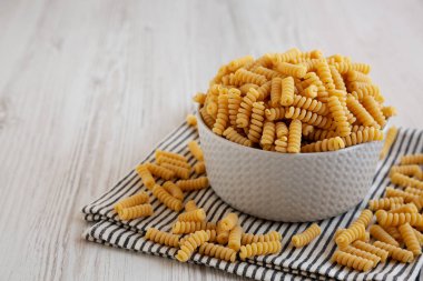 Yandan bakıldığında, pişmemiş organik dondurmalı makarna. Boşluğu kopyala.