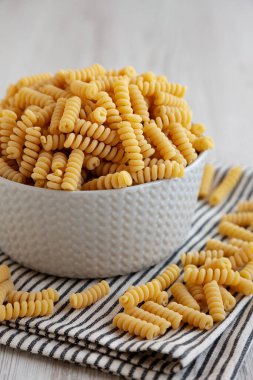 Pişmemiş Organik Kuru Fusilli Makarna Bir kâsede, yan görünüm. 