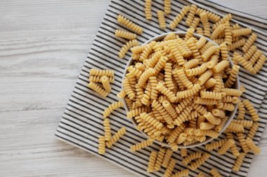 Pişmemiş Organik Kuru Fusilli Makarna Bir kâsede, üst manzara. 