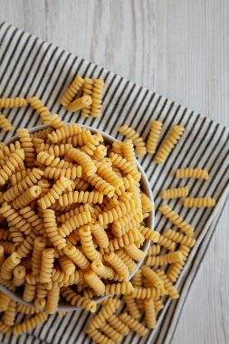 Fırında pişmemiş organik fusilli makarna, en iyi görüntü. Dümdüz, tepeden, yukarıdan.