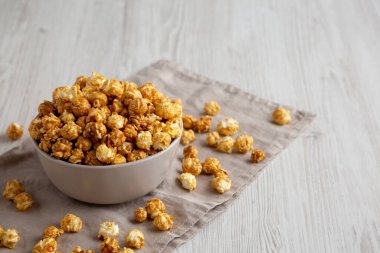 Ev yapımı karamelli patlamış mısır, yan manzara. Boşluğu kopyala.