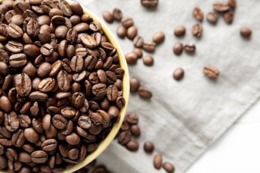 Organik kavrulmuş kahve kasesi, üst manzara.. 