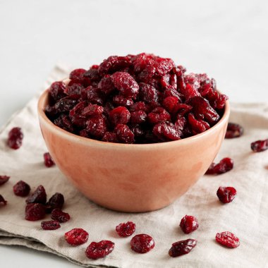 Bir kasede organik kurutulmuş kızılcık, yan görüş..