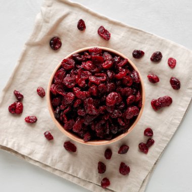 Kurutulmuş organik yabanmersini kasesi, üst manzara. Dümdüz, tepeden, yukarıdan.