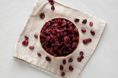 Kurutulmuş organik yabanmersini kasesi, üst manzara. Dümdüz, tepeden, yukarıdan.