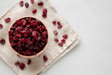 Kurutulmuş organik yabanmersini kasesi, üst manzara. Metin için boşluk.