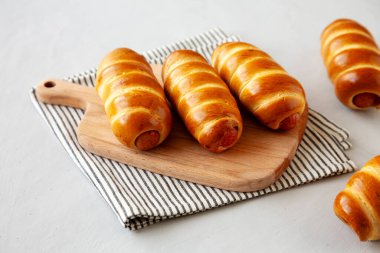 Tahta üzerinde ev yapımı Biftek Sosisi Kolache, yan manzara..