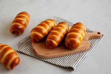 Ev yapımı Biftek Sosisi Tahta üzerinde Kolache, düşük açılı.