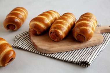 Tahta üzerinde ev yapımı Biftek Sosisi Kolache, yan manzara..