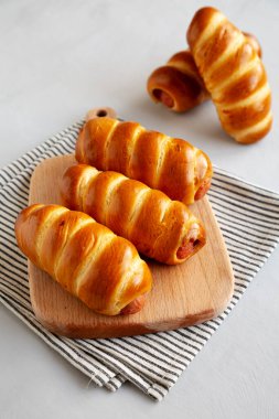 Tahta üzerinde ev yapımı Biftek Sosisi Kolache, yan manzara..