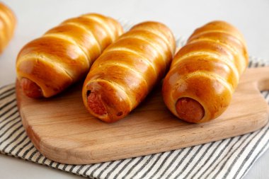 Tahta üzerinde ev yapımı Biftek Sosisi Kolache, yan manzara..