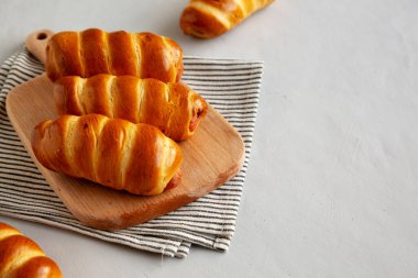 Tahta üzerinde ev yapımı Biftek Sosisi Kolache, yan manzara. Boşluğu kopyala.