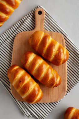 Tahta bir tahtanın üstünde ev yapımı Biftek Sosisi Kolache, en iyi manzara. Yukarıdan, yukarıdan..