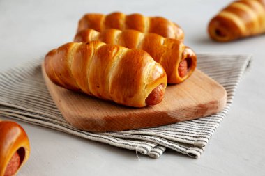 Tahta üzerinde ev yapımı Biftek Sosisi Kolache, yan manzara.. 