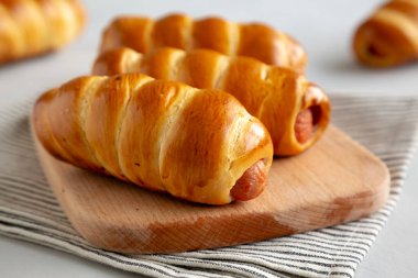 Tahta üzerinde ev yapımı Biftek Sosisi Kolache, yan manzara. Yakın plan..