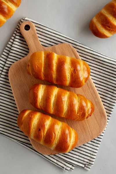 Tahta bir tahtanın üstünde ev yapımı Biftek Sosisi Kolache, en iyi manzara. Yukarıdan, yukarıdan..