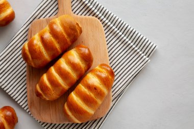 Tahta bir tahtanın üstünde ev yapımı Biftek Sosisi Kolache, en iyi manzara. Metin için boşluk.