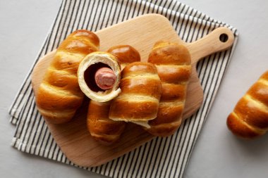 Tahta üzerinde ev yapımı Biftek Sosisi Kolache, en iyi manzara.. 