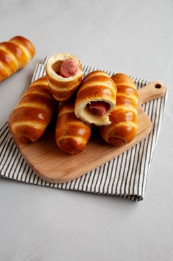 Tahta üzerinde ev yapımı Biftek Sosisi Kolache, yan manzara.. 