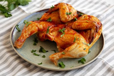 Sağlıklı ev yapımı, maydanozlu Piri Piri usulü ızgara tavuk.