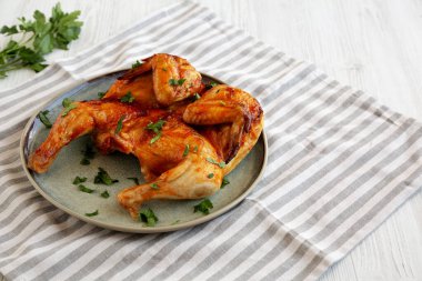 Sağlıklı ev yapımı, maydanozlu Piri Piri usulü ızgara tavuk.