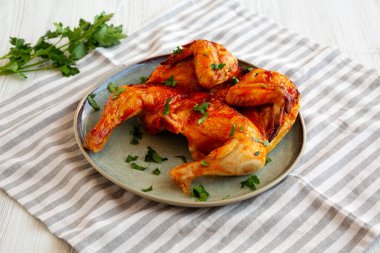 Sağlıklı ev yapımı, maydanozlu Piri Piri usulü ızgara tavuk.