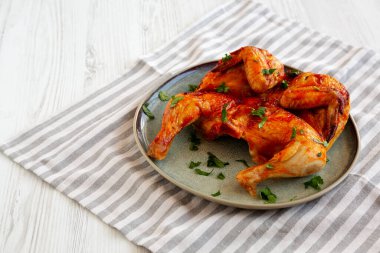 Sağlıklı ev yapımı, maydanozlu Piri Piri usulü ızgara tavuk.