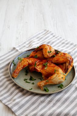 Sağlıklı ev yapımı, maydanozlu Piri Piri usulü ızgara tavuk.