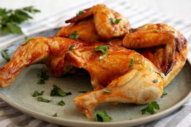 Sağlıklı ev yapımı, maydanozlu Piri Piri usulü ızgara tavuk.