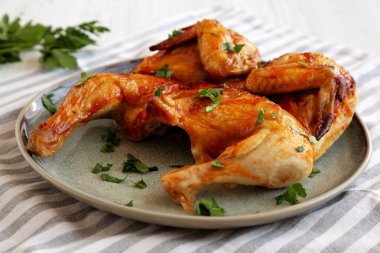 Sağlıklı ev yapımı, maydanozlu Piri Piri usulü ızgara tavuk.