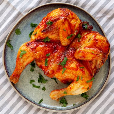 Sağlıklı ev yapımı, maydanozlu Piri Piri usulü ızgara tavuk.