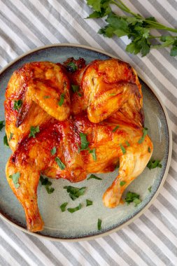 Sağlıklı ev yapımı, maydanozlu Piri Piri usulü ızgara tavuk.
