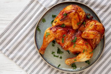 Sağlıklı ev yapımı, maydanozlu Piri Piri usulü ızgara tavuk.