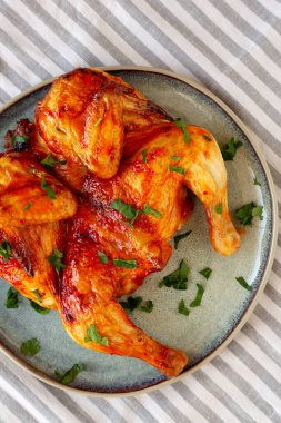 Sağlıklı ev yapımı, maydanozlu Piri Piri usulü ızgara tavuk.