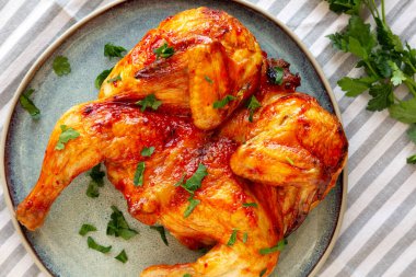 Sağlıklı ev yapımı, maydanozlu Piri Piri usulü ızgara tavuk.