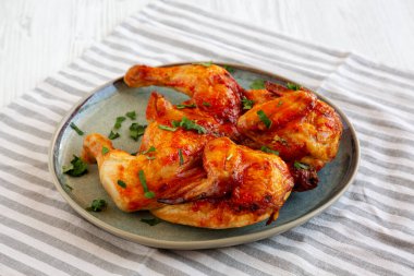 Sağlıklı ev yapımı, maydanozlu Piri Piri usulü ızgara tavuk.