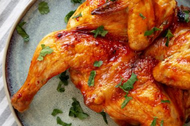 Sağlıklı ev yapımı, maydanozlu Piri Piri usulü ızgara tavuk.