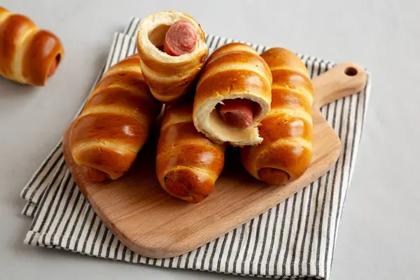 Tahta üzerinde ev yapımı Biftek Sosisi Kolache, yan manzara.. 