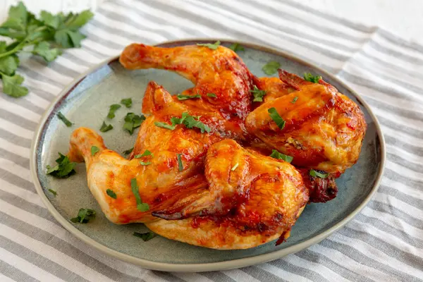 Sağlıklı ev yapımı, maydanozlu Piri Piri usulü ızgara tavuk.